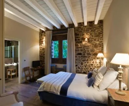 Una de las acogedoras habitaciones con paredes de piedra a la vista de este hotel con encanto.