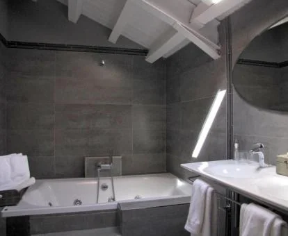 Bañera de hidromasaje privada en la Habitación Doble Superior.