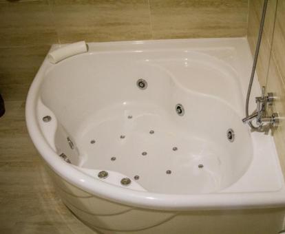 Baño con jacuzzi privado de la Suite Junior del hotel.