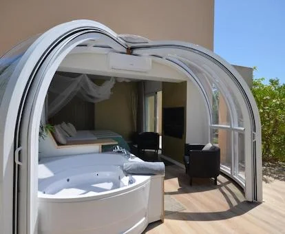 Suite Doble con bañera de hidromasaje privada y chimenea.