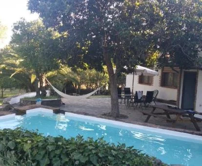 Zona exterior con piscina privada de esta acogedora casa rural.