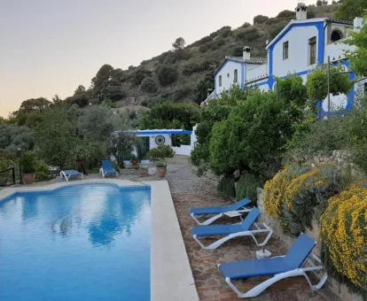 Hotel rural con amplias piscina en la naturaleza.