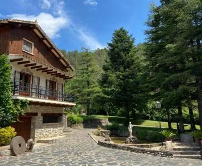 Edificio de este hotel con encanto rodeado de vegetación.