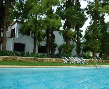 Coqueto establecmimiento rural con piscina exterior.
