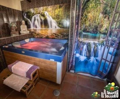 Acogedora zona de bienestar privada con un gran jacuzzi de la Villa Superior.