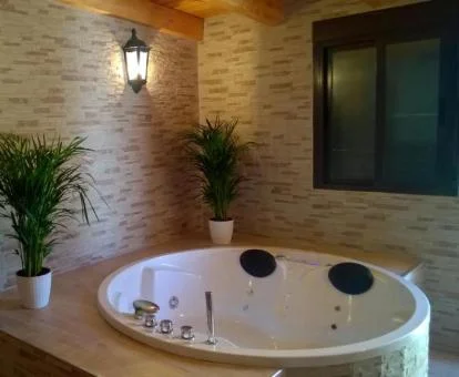 Amplio jacuzzi circular para dos personas de la casa de un dormitorio.