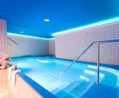 Piscina de hidroterapia del centro de bienestar del hotel.