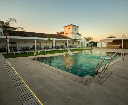 Edificio de este hotel con encanto con amplia piscina con chorros de hidroterapia.