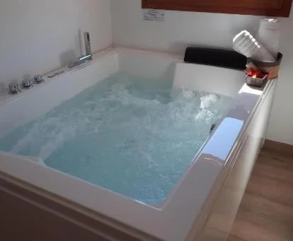 Amplio jacuzzi privado del Apartamento Ático.