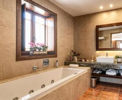Bañera de hidromasaje privada en el baño de la Suite Superior del hotel.