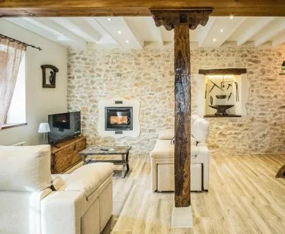 Una de las amplias zonas comunes de este hotel rural.
