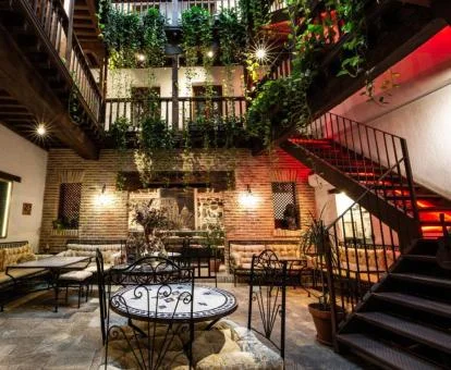 Patio interior con mobiliario de este precioso hotel boutique.