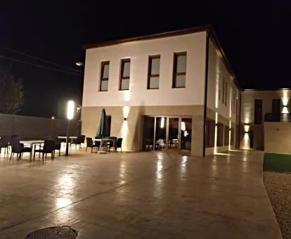 Edificio de este hotel con encanto con amplia zona exterio.