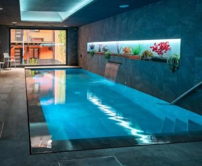Piscina interior del centro de bienestar de este acogedor establecimiento.