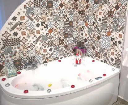 Bañera de hidromasaje privada de la Suite Venus Deluxe.