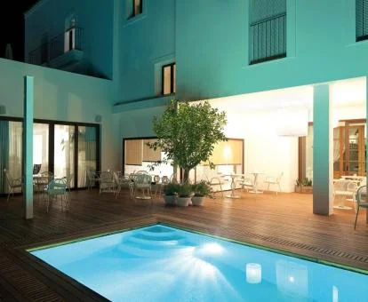 Zona exterior con piscina de este hotel con encanto.