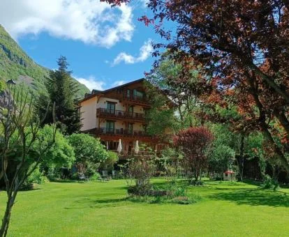 Edificio de este hotel con encanto rodeado de naturaleza.