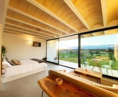 Interior de una de las preciosas villas con terraza y fabulosas vistas del alojamiento.