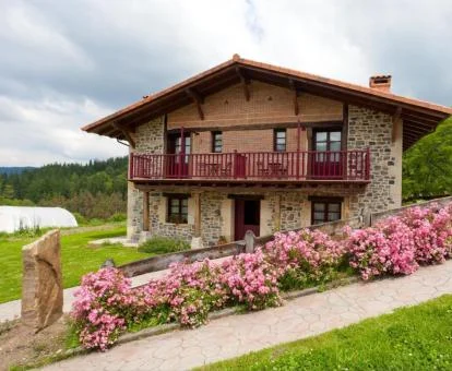 Edificio de este hermoso hotel con encanto rodeado de la naturaleza.