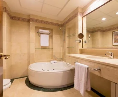 Baño con jacuzzi privado de la Suite Junior del hotel.