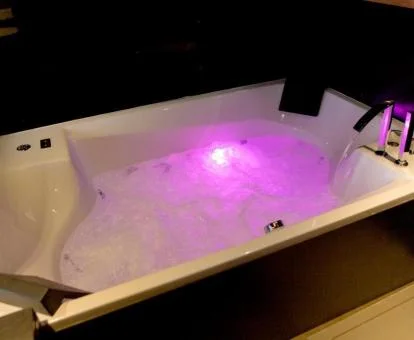 Bañera de hidromasaje privada de la suite del hotel.