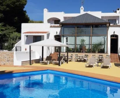 Edificio de este hotel con encanto con piscina exterior y terraza.