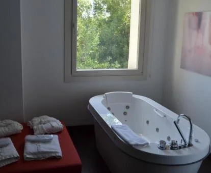 Bañera de hidromasaje privada de la Suite Deluxe del hotel.