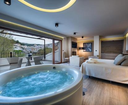 Foto de la Suite Deluxe con Bañera de hidromasaje junto a la cama y con unas increibles vistas desde su terraza.
