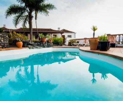 Precioso hotel con encanto con una amplia piscina al aire libre.