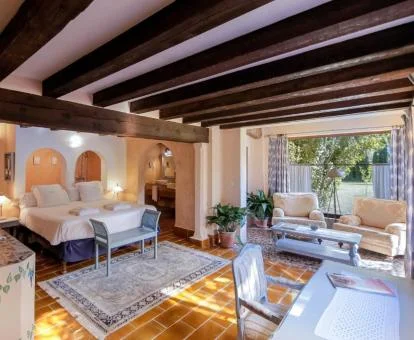 Una de las espectaculares habitaciones con zona de estar idependiente de este hotel con encanto.