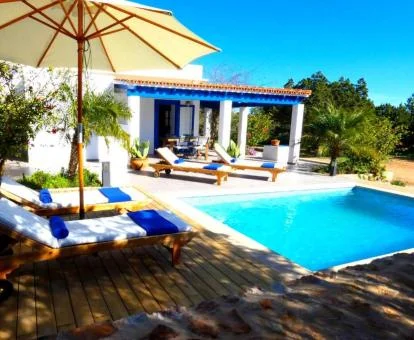 Zona exterior con piscina y mobiliario al aire libre de este establecimiento.