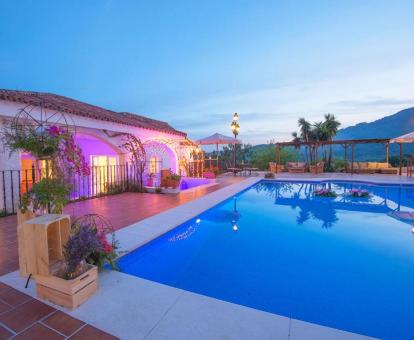 Amplia zona exterior con piscina de este hotel con encanto.