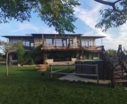 Edificio de este precioso hotel con amplios jardines y mobiliario al aire libre.