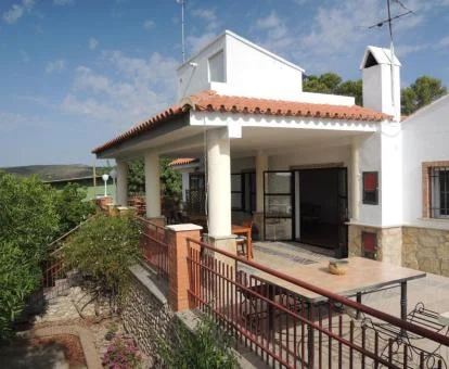 Agradable zona exterior de este hotel rodeado de naturaleza ideal para descansar.