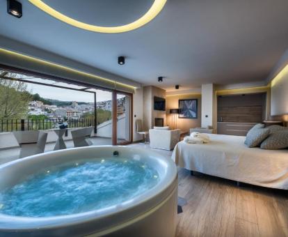 Fabulosa Suite Deluxe con bañera de hidromasaje y balcón con vistas.