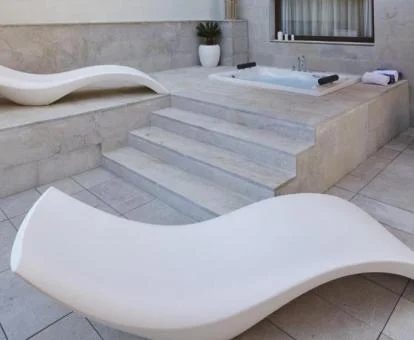 Suite Junior con terraza y bañera de hidromasaje exterior.