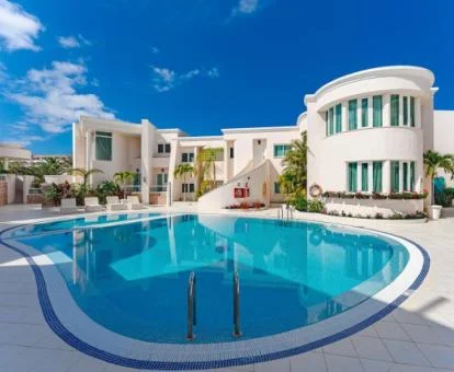 Edificios entorno a la piscina de este coqueto hotel con encanto.