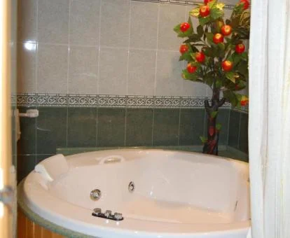 Bañera de hidromasaje circular en la suite del hotel.