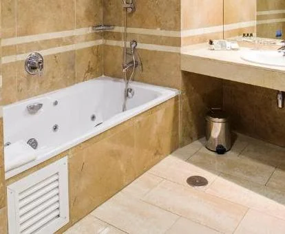 Baño con bañera de hidromasaje privada en la Habitación Doble Superior.