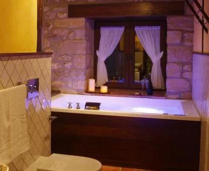 Bañera de hidromasaje privada del apartamento de un dormitorio.