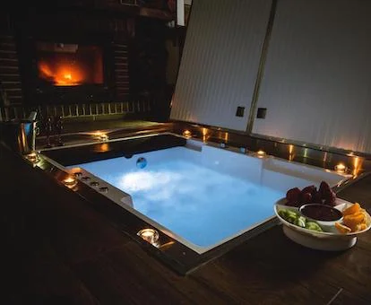 Foto del Jacuzzi privado que se encuentre enfrente de la chimenea de la Casa Spa El Capricho de Miguel y que es perfecta para escapadas románticas con tu pareja