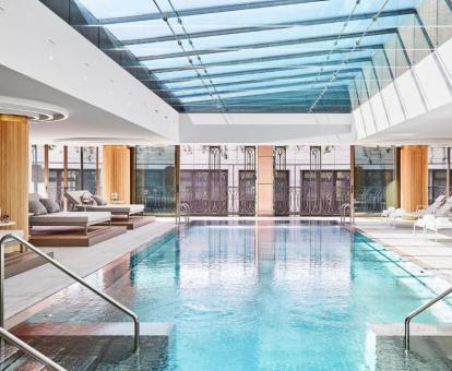 Preciosa piscina interior del centro de bienestar de este hotel con encanto.