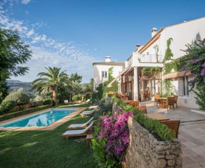 Exteriores de este precioso hotel con encanto con amplios jardines y piscina al aire libre.