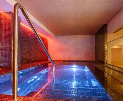 Piscina cubierta de la zona de bienestar del hotel.