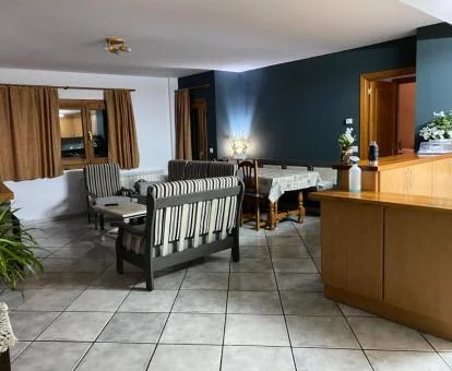 Interior de uno de los coquetos apartamentos de estilo tradicional del complejo.