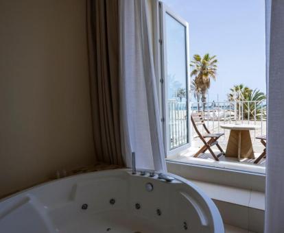 Bañera de hidromasaje privada de la Suite Junior con vistas al mar del hotel.