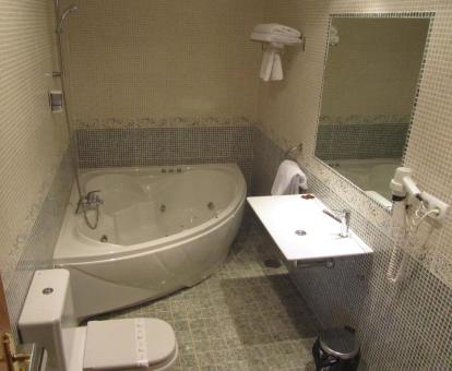 Baño de la Habitación Doble Superior con bañera de hidromasaje privada.