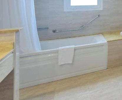 Amplio baño con bañera de hidromasaje de la Suite Junior del hotel.
