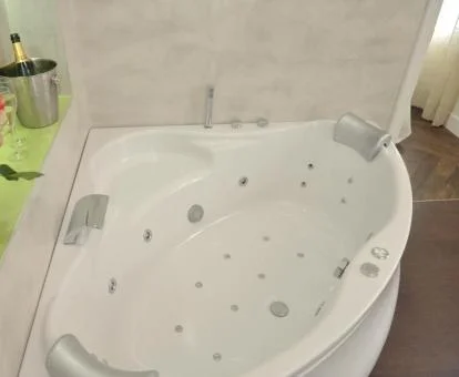 Preciosa bañera de hidromasaje privada para dos en el en baño del apartamento executive.