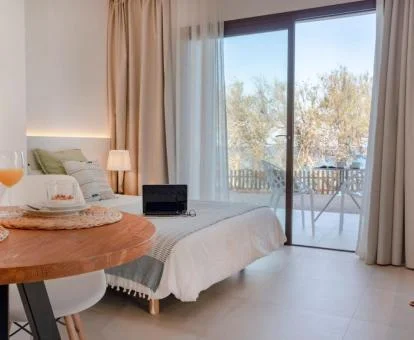 Una de las coquetas habitaciones con terraza de este hotel con encanto.